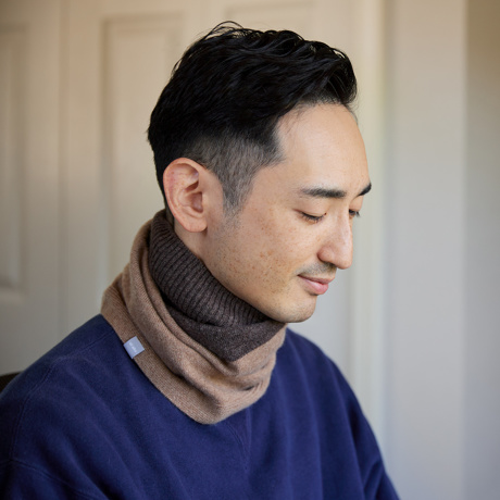 バイカラー》なめらか極細毛、すっきり軽い着け心地の「カシミヤネック