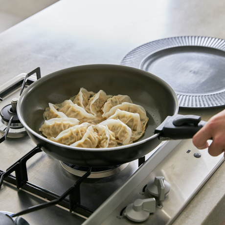 SURUTTO 20cmフライパン 単品》200万回の耐摩耗性試験をクリアした