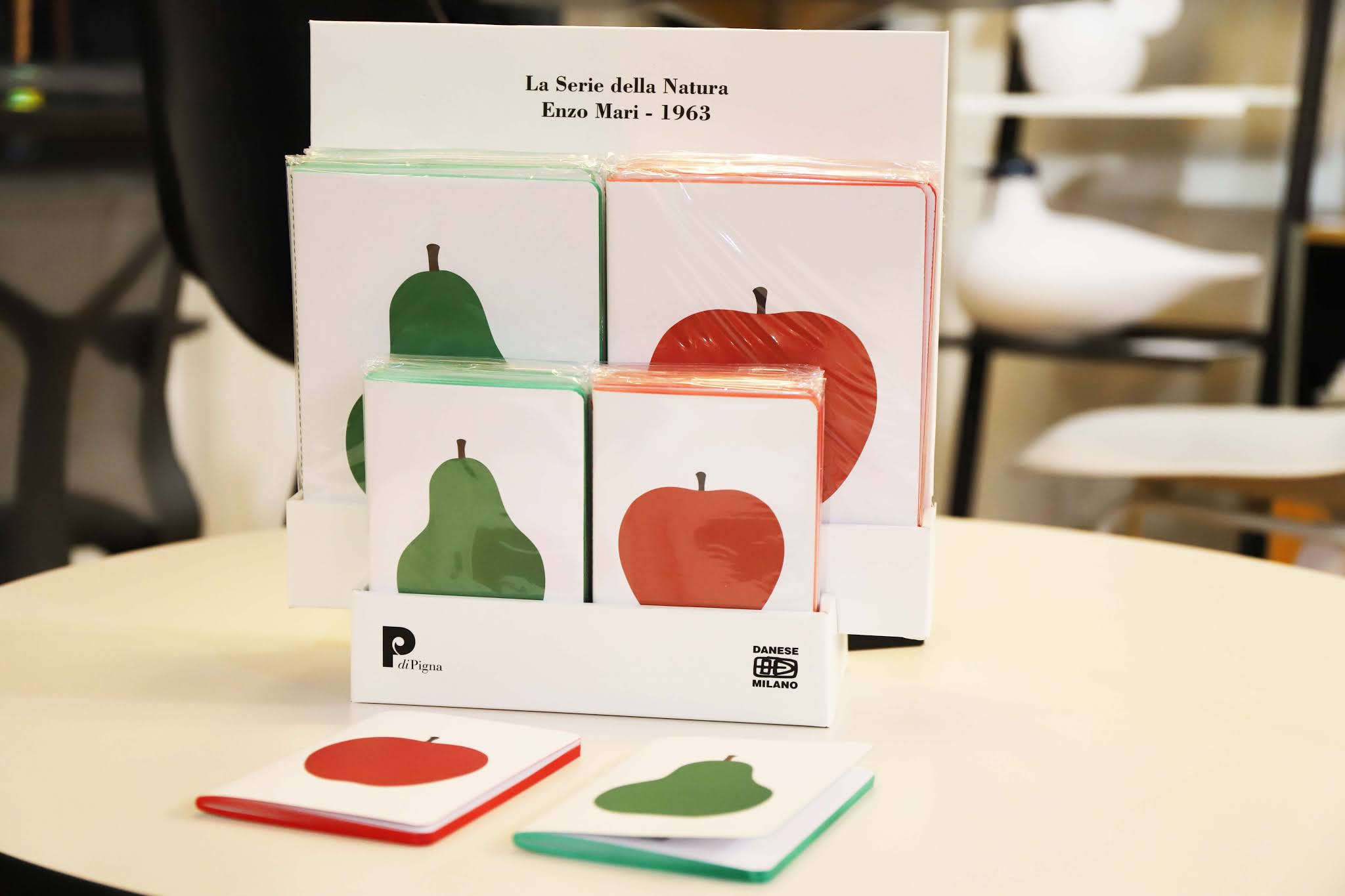 EnzoMari エンツォ・マーリ 赤いリンゴのアート 特大ポスターフレーム