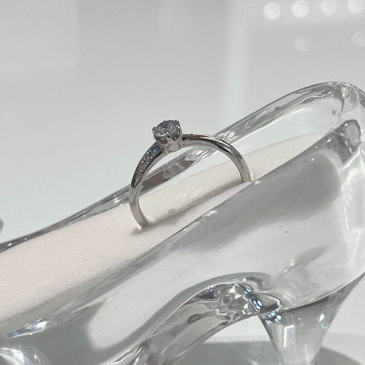 ガラスの靴」に指輪を入れてプロポーズ！｜ディズニーオリジナルリング