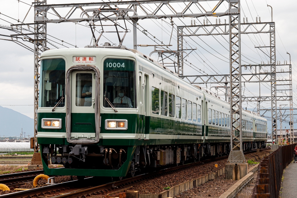 南海10000系「サザン」の復元塗装が登場！試運転を実施 | 鉄道プレス
