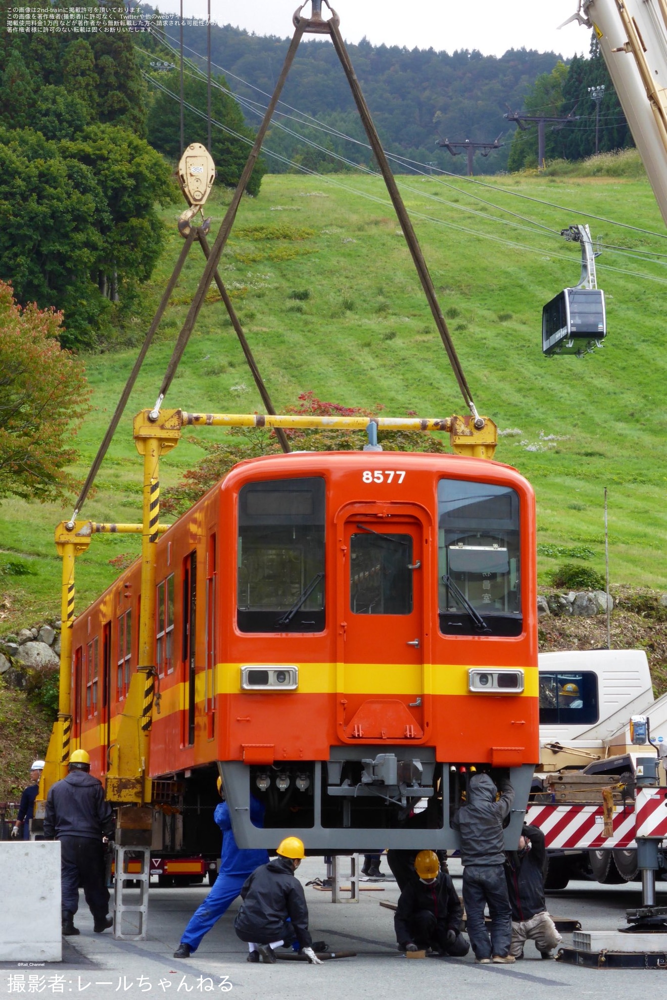 2nd-train 【東武】8000系8577F蔵王ロープウェイへ到着の写真