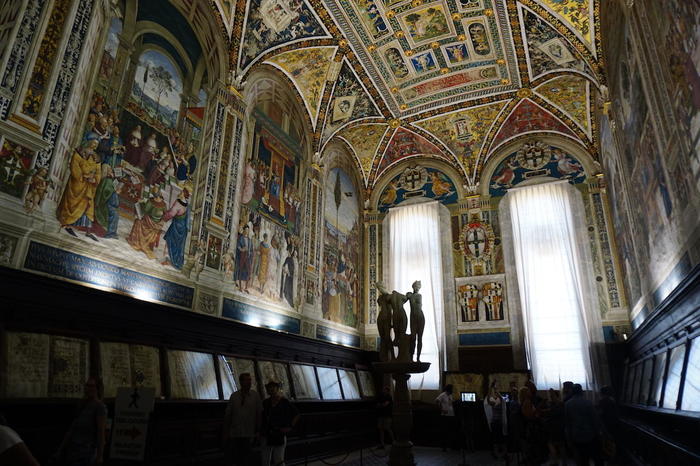 絶対に見た方がいいシエナ大聖堂の「ピッコロミニ図書館」とは