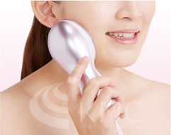 高速変動磁場の力で 乾燥小ジワ対策。【高速変動磁場・美顔器