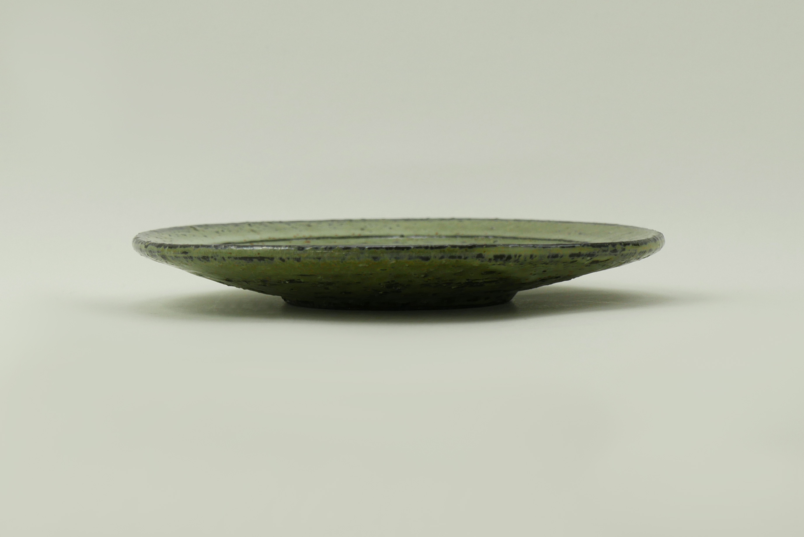 天然ワラ灰 7寸丸皿(黒土) - 【公式】田代陶器店 TASHIRO TOUKITEN