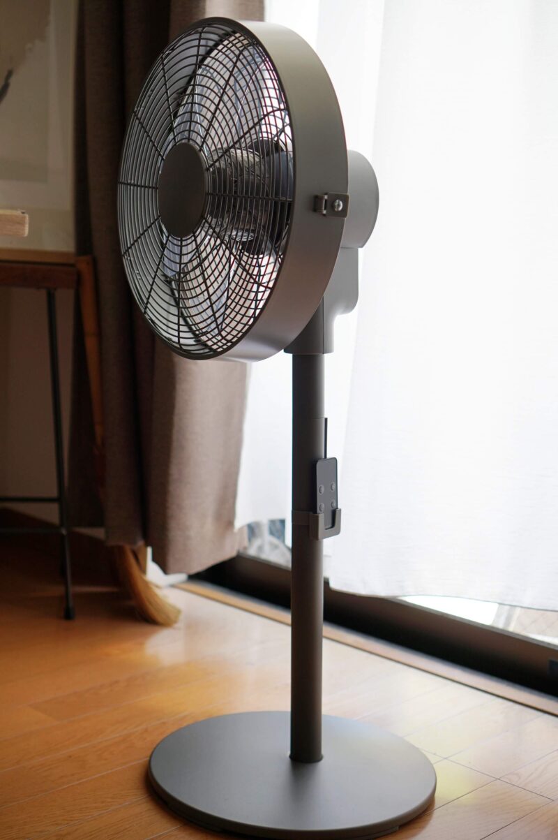インテリアに馴染む】コイズミのリビング扇風機KLF-3027がミニマルな
