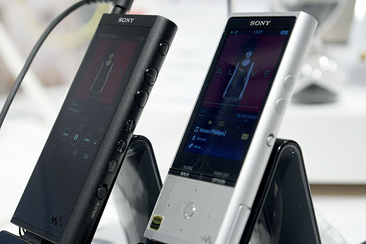 小型ボディのフラッグシップウォークマン『NW-ZX300』ショールーム展示