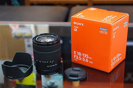 レビュー】APS-Cズームレンズ『SEL18135』開梱レポート - ソニーの新