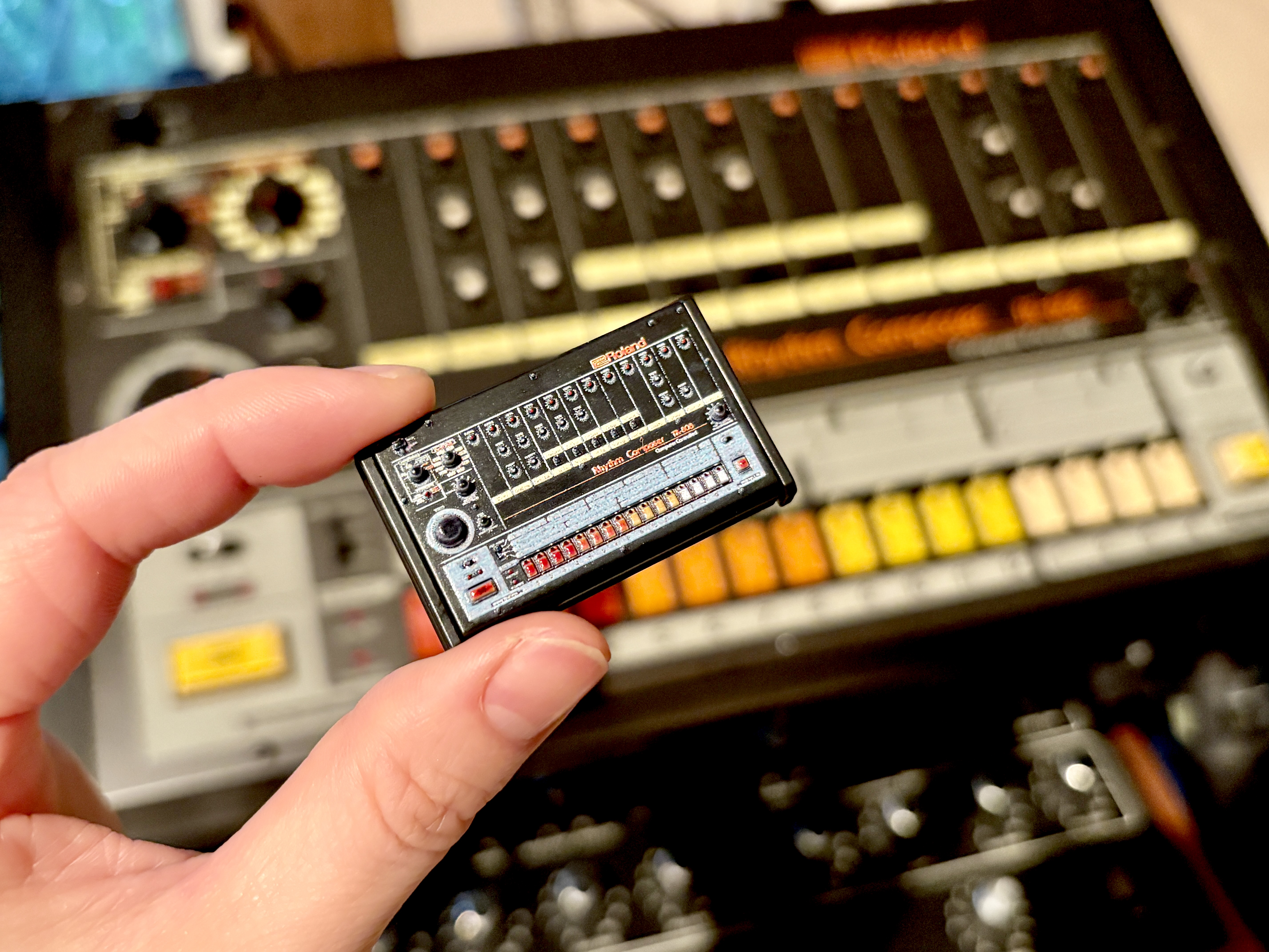 TR-808がカプセルトイのミニチュアに！「Roland（ローランド）」の歴代