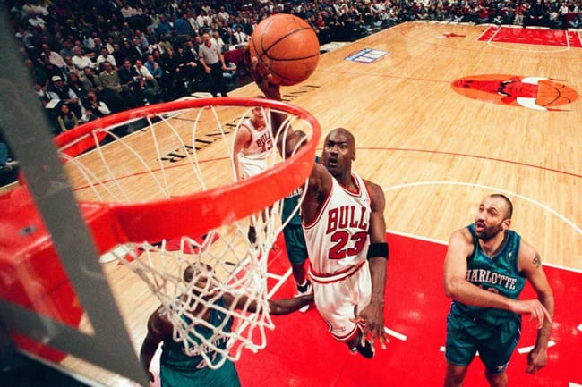 なぜこんなに跳べるの!? ジョーダンの規格外ダンク集に米衝撃