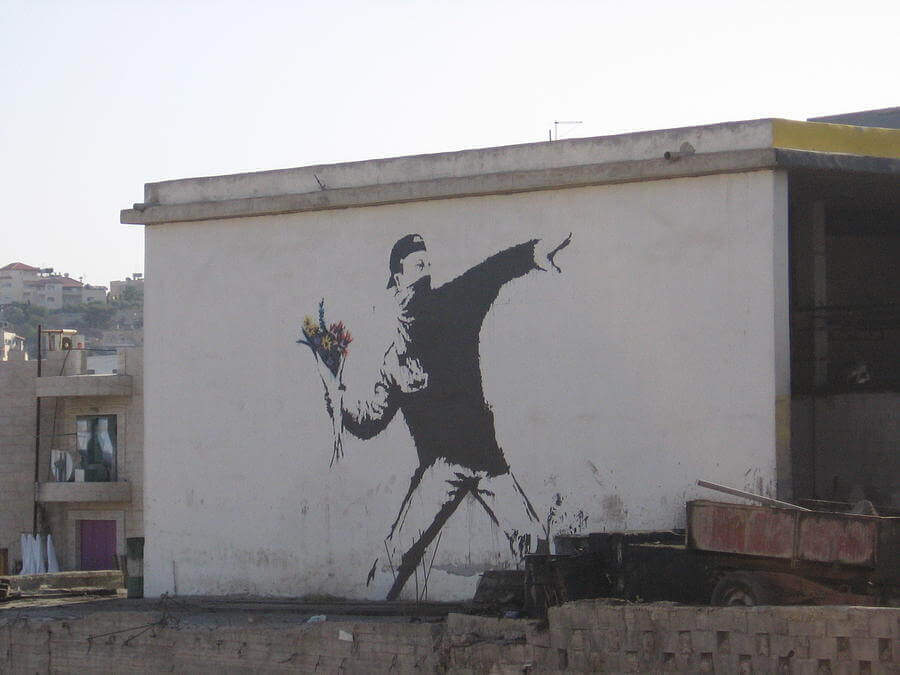 バンクシー「Love is in the Air」作品の意味と解説 | The Art of Banksy