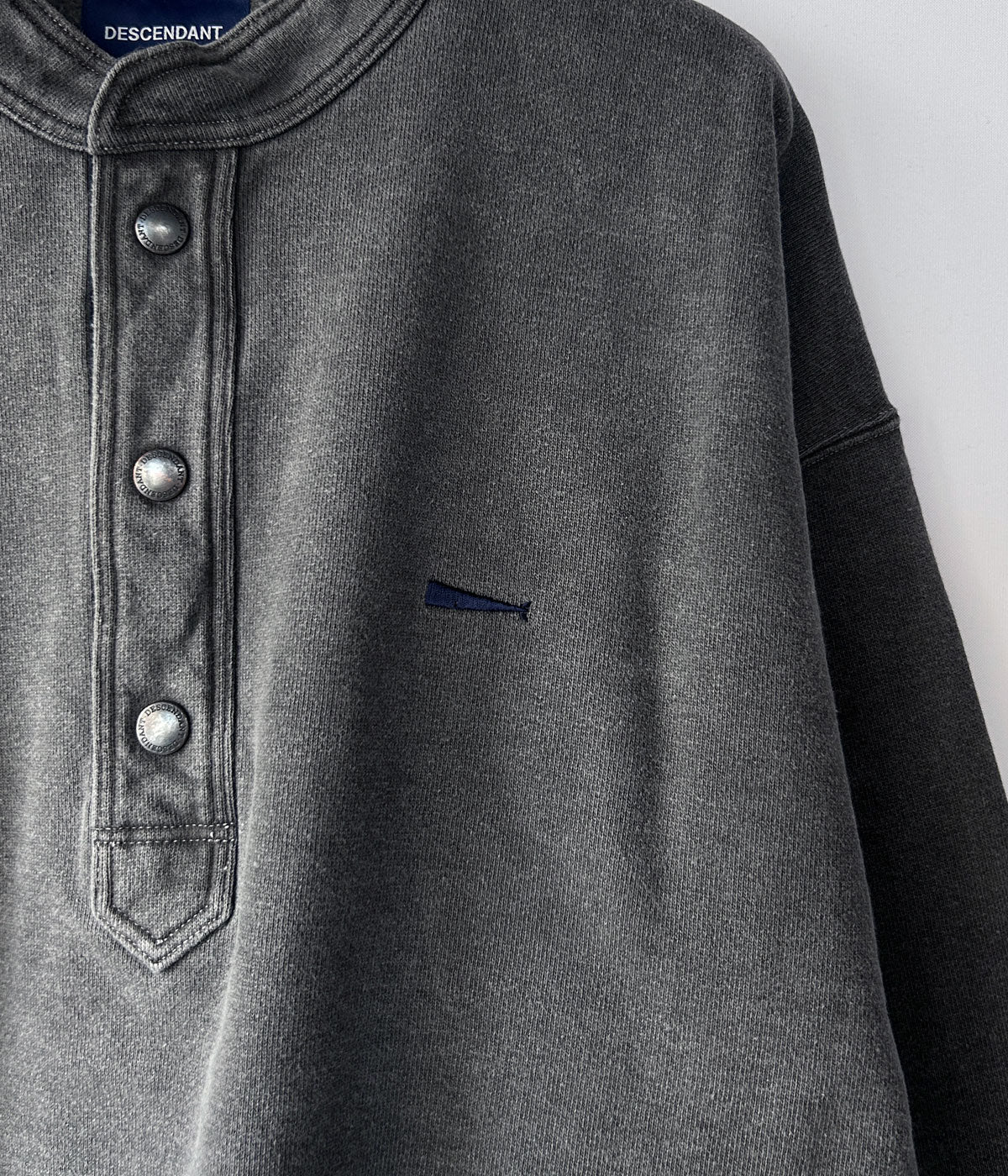 DESCENDANT/VOIL HENLEY NECK PIGMENT DYE (BLACK)