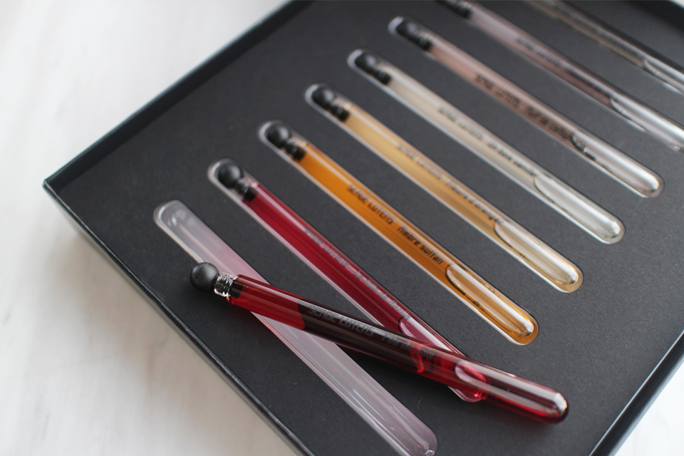 コレクションノワール」から選ばれた、ブランドを象徴する8つの香り