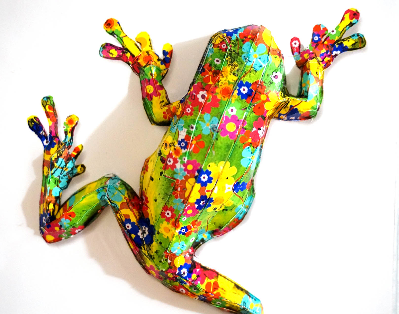 花柄カエルは壁に張り付く | 大村洋二朗 ｜インテリア絵画 アートの