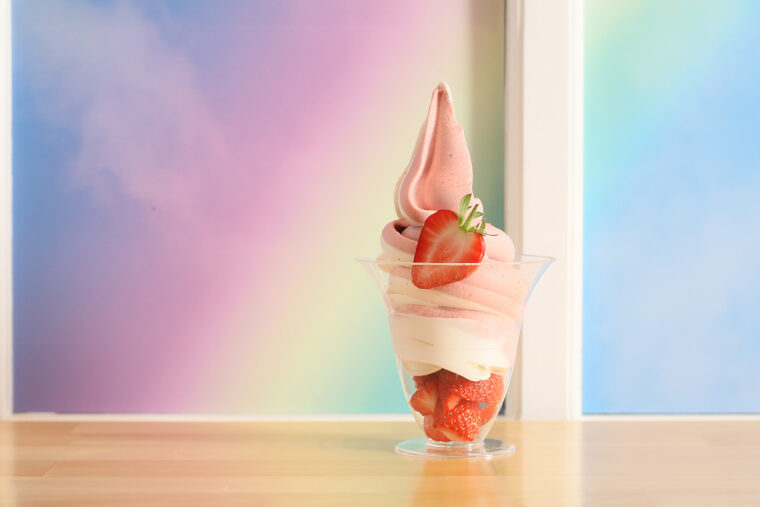 雨のち虹】ソフトクリーム専門店の春の新作ソフトはイチゴ味！｜弥彦村