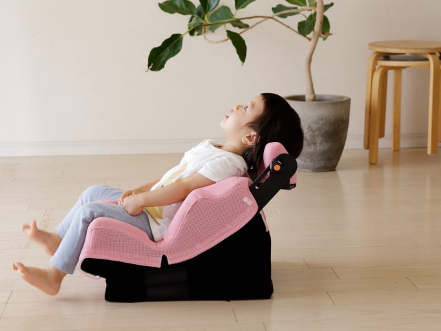 看護師さんたちの声から生まれた、赤ちゃんが笑顔になる椅子