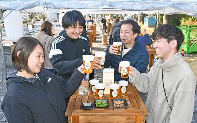 徳島のみなさん、おつかれ生です」藍場浜公園でアサヒ生ビールの立ち