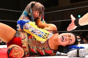 写真：里村明衣子がウナギ・サヤカに完勝 超満員のワンマッチ興行に