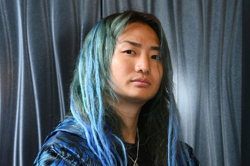 DJ社長 青髪姿で「初心に戻りました」…金髪のMARUには〝赤髪化〟を