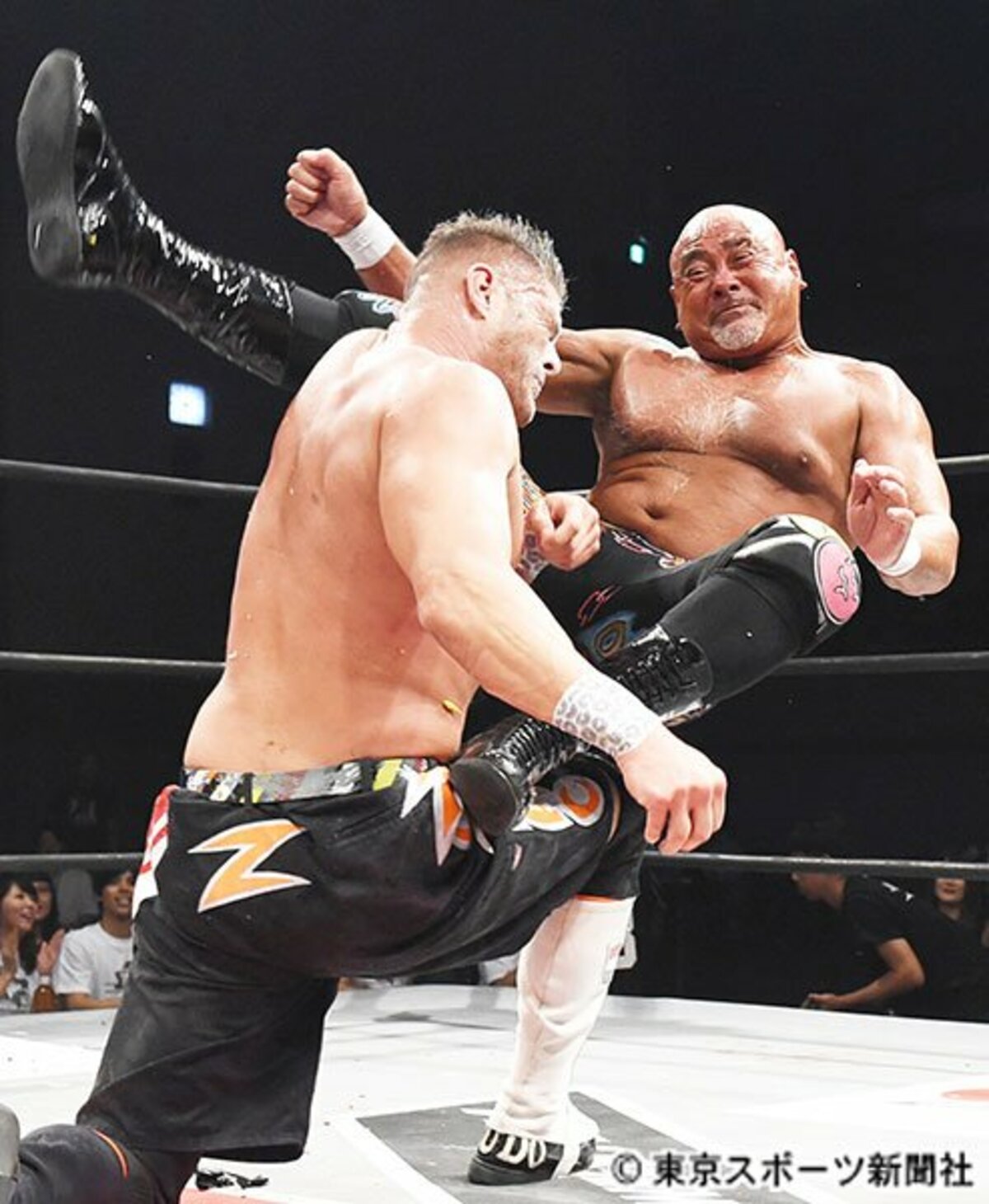 1ページ目】【W―1】武藤敬司 デビュー35周年記念試合で閃光魔術弾