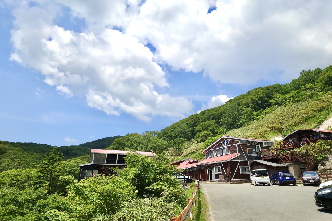 エメラルドグリーン色の温泉に一目惚れ。駒ヶ岳の中腹で訪れた人を