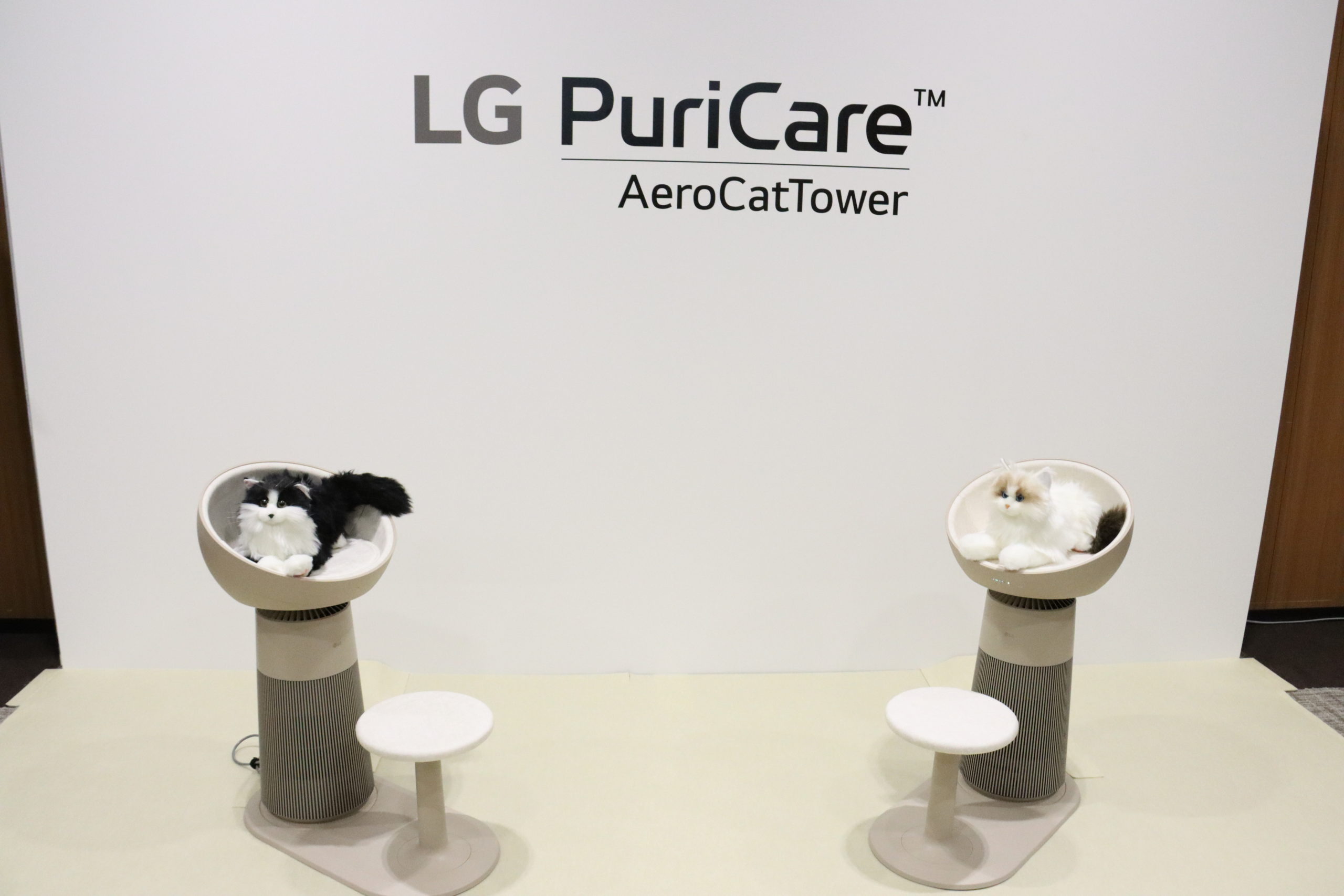 猫が上に飛び乗れる！キャットタワー付き空気清浄機「LG PuriCare