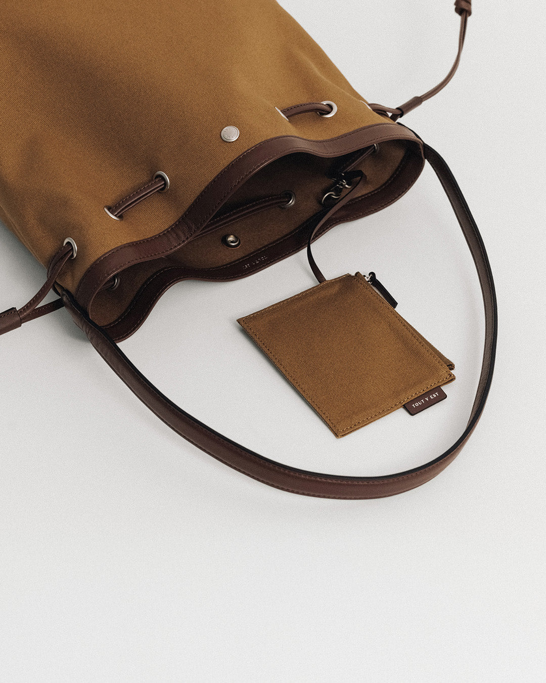 SAC COQUILLE BUCKET TAN – TOUT Y EST JP