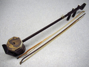 北京二胡 蛇皮 龍頭彫刻 中国 弦楽器 弓2本 民族楽器をお買取りしま