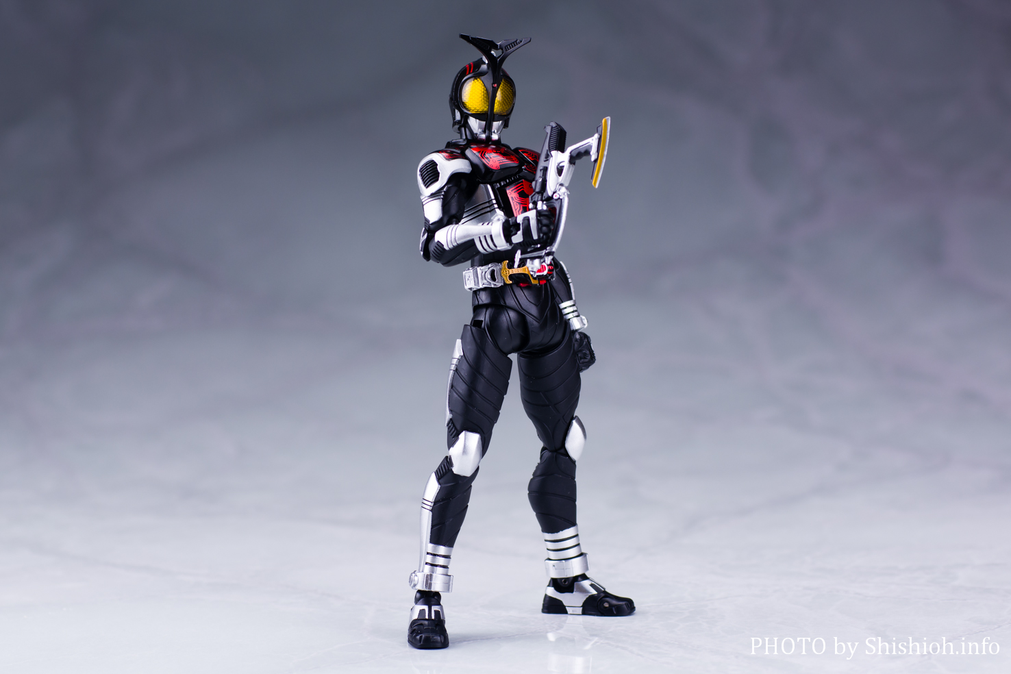 S.H.Figuarts（真骨彫製法）仮面ライダーダークカブト
