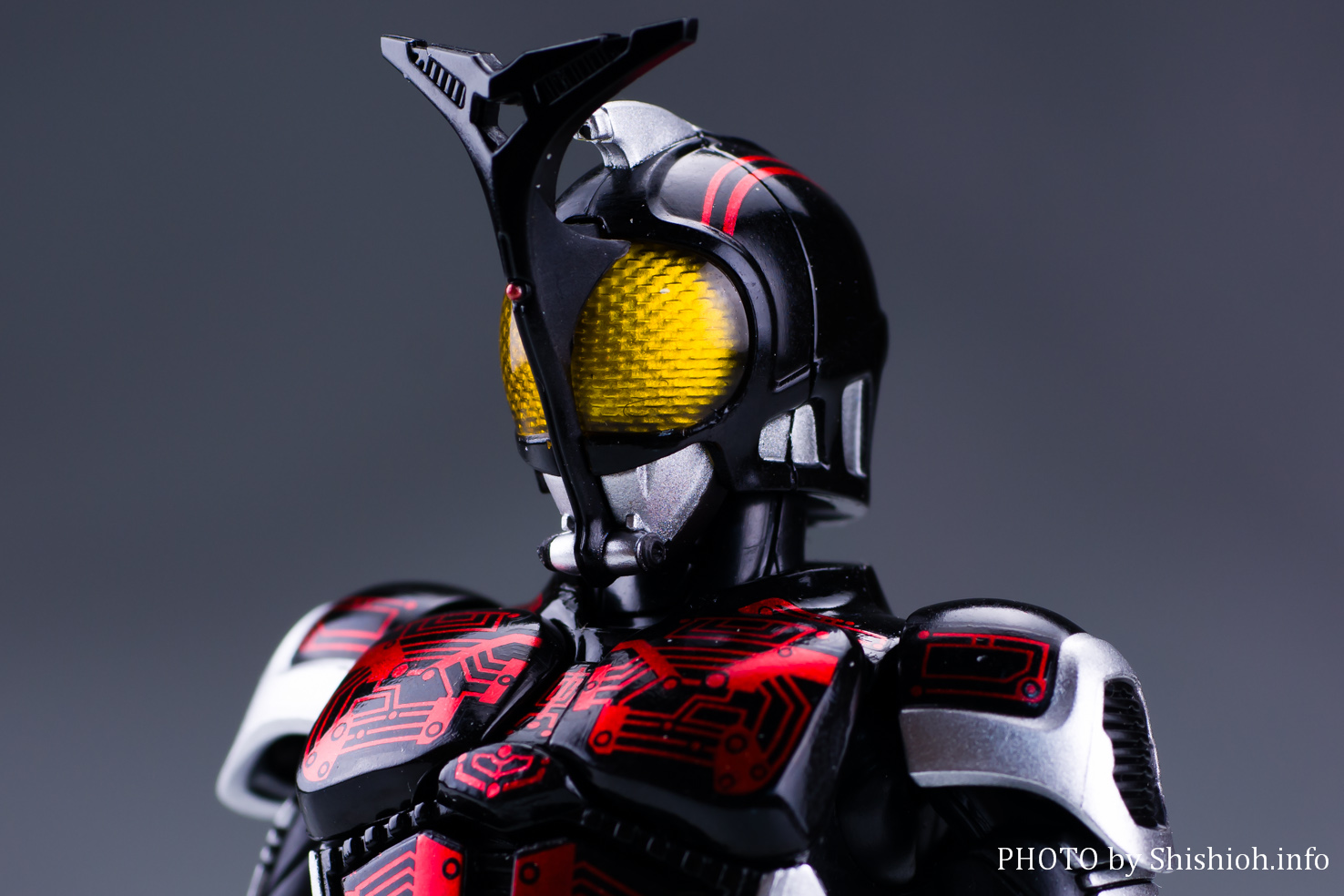 S.H.Figuarts（真骨彫製法）仮面ライダーダークカブト