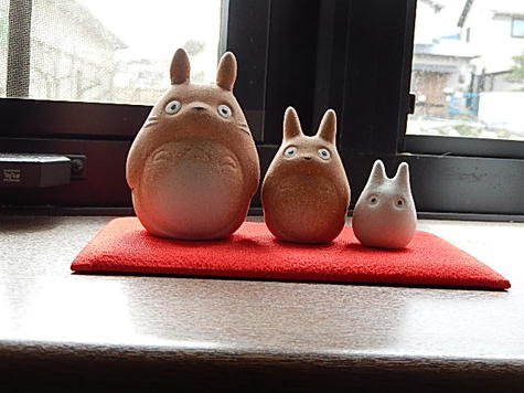 楽天市場】信楽焼の陶器のトトロトトロの置物 となりのトトロ : 園芸