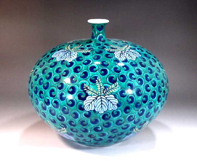 楽天市場】有田焼・伝統工芸・総手描き色鍋島様式唐草文様桐絵飾り花瓶