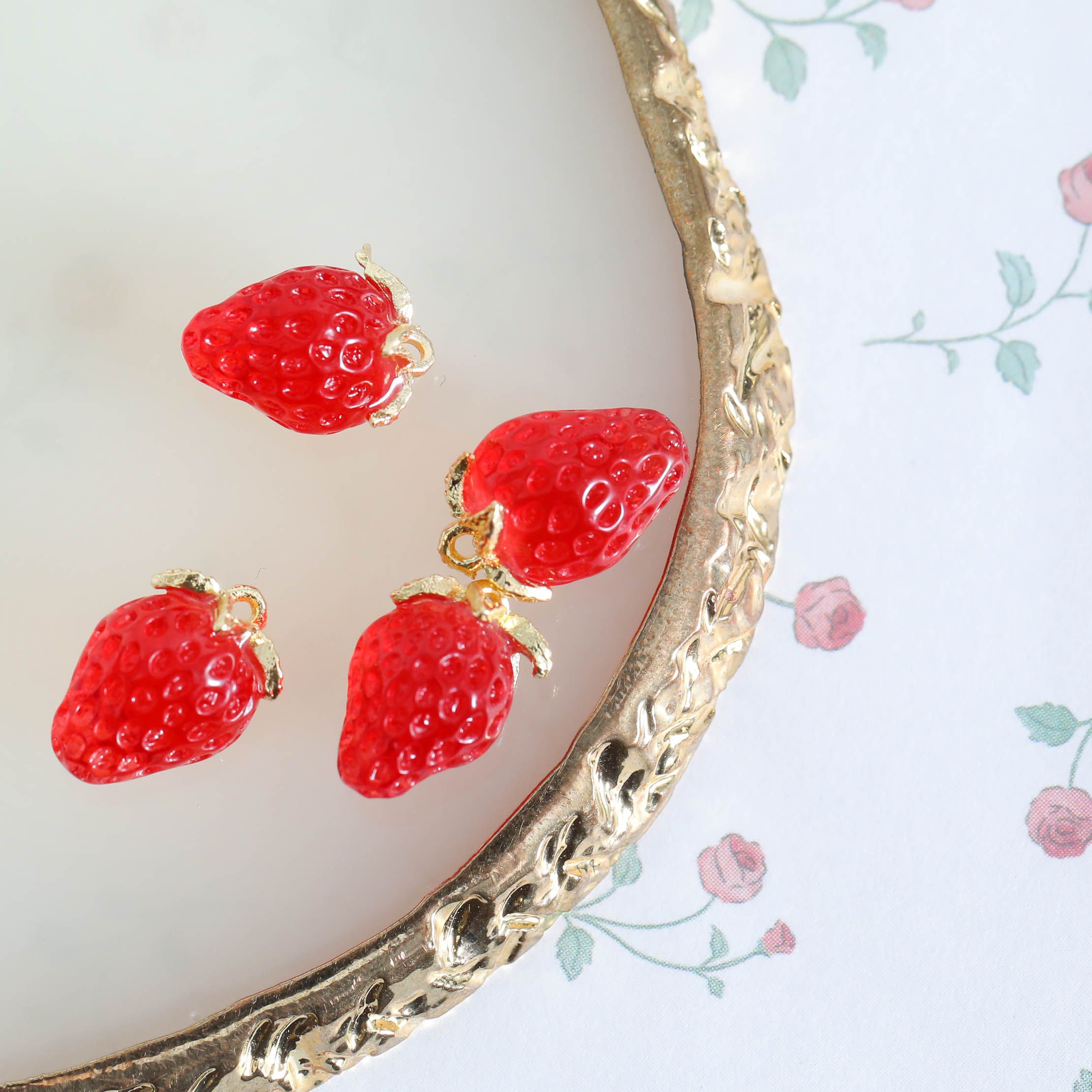 楽天市場】【4個入り】メタルチャーム いちご イチゴ 立体
