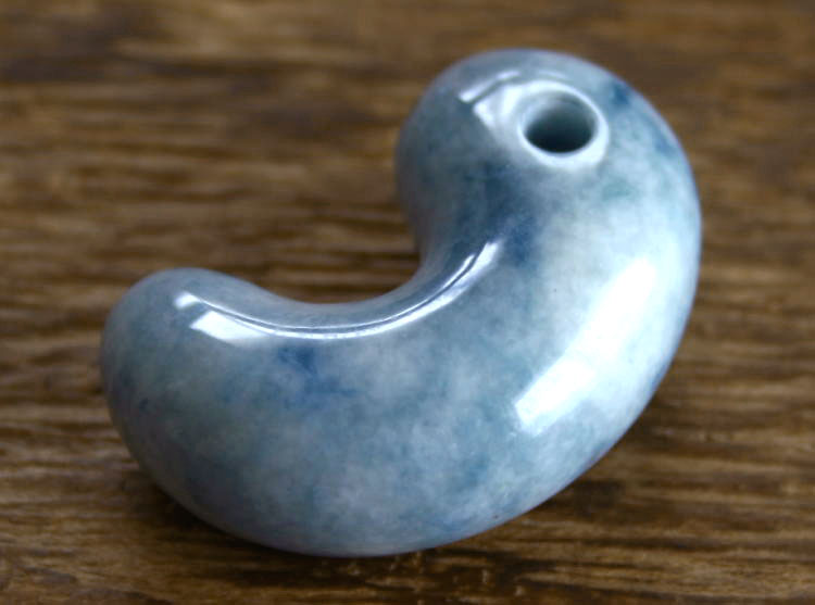 楽天市場】糸魚川青翡翠勾玉 M01653SeaVer 作34mm*23mm*13mm : 糸魚川