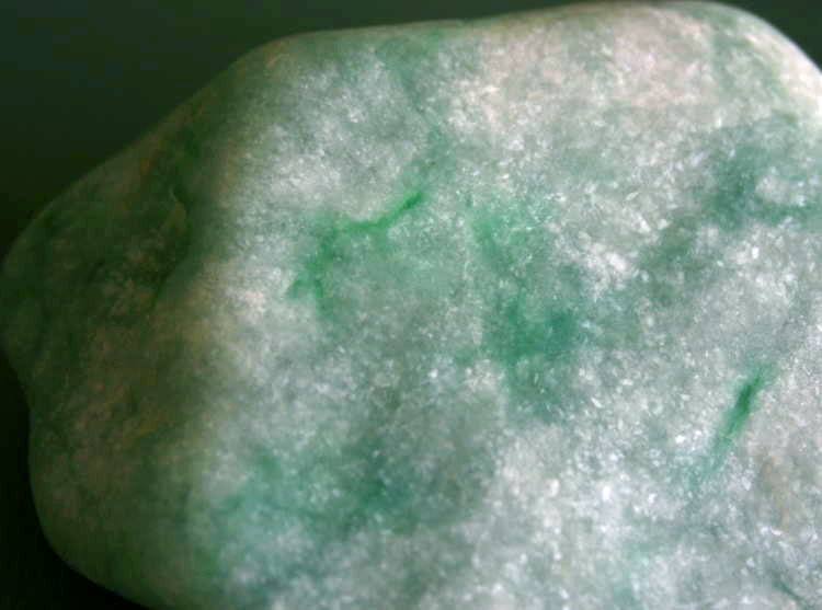 楽天市場】糸魚川翡翠原石 G00300 120mm*94mm*41mm : 糸魚川ヒスイの店