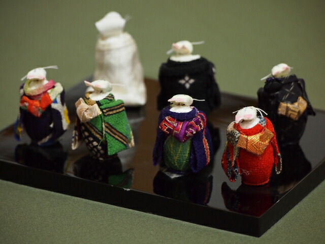 楽天市場】正絹古布の縮緬細工 狐の嫁入り(台付き)【正絹古布】【縮緬