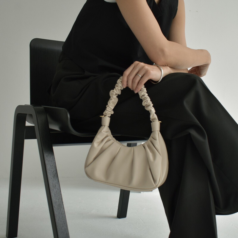 楽天市場】レザータッチ 2way ギャザー ワンハンドルバッグ ホワイト