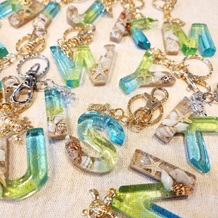 ハンドメイド・名入れOK】常夏の海イニシャルキーホルダー