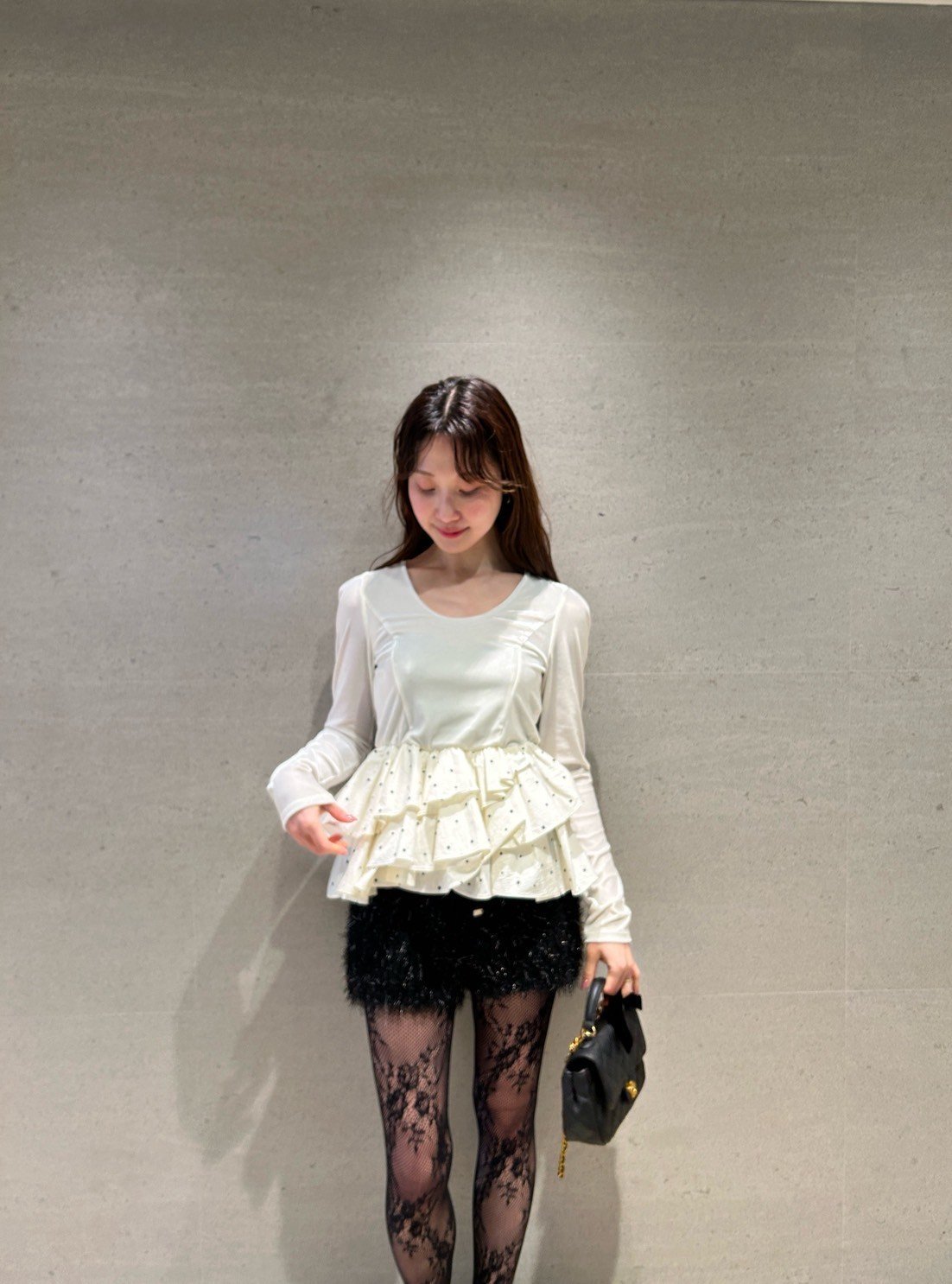 LILY BROWN｜ベロアペプラムフリルトップス | Rakuten Fashion(楽天