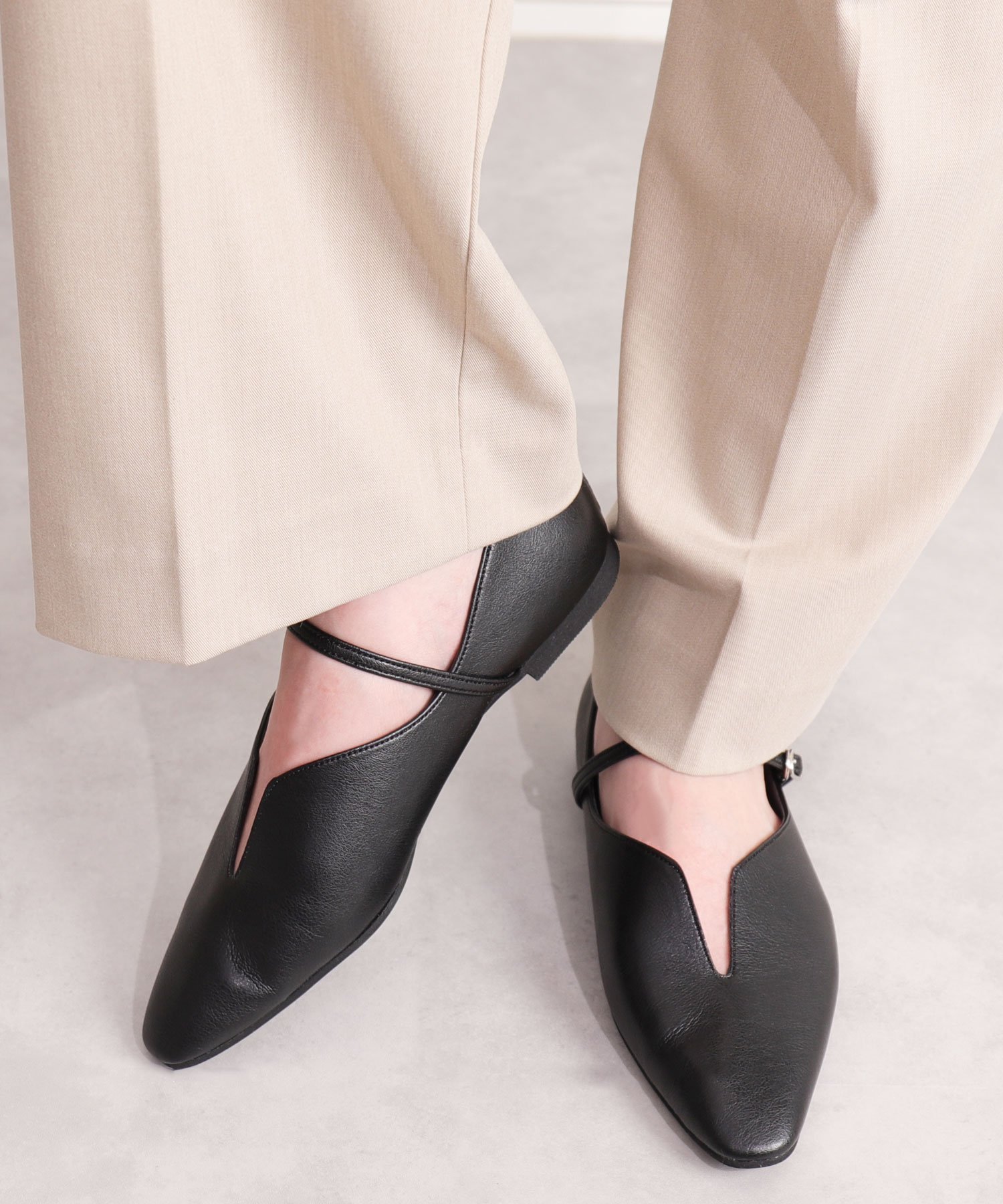 artemis by DIANA｜【片足130g】軽量 ソフトVカットストラップフラット