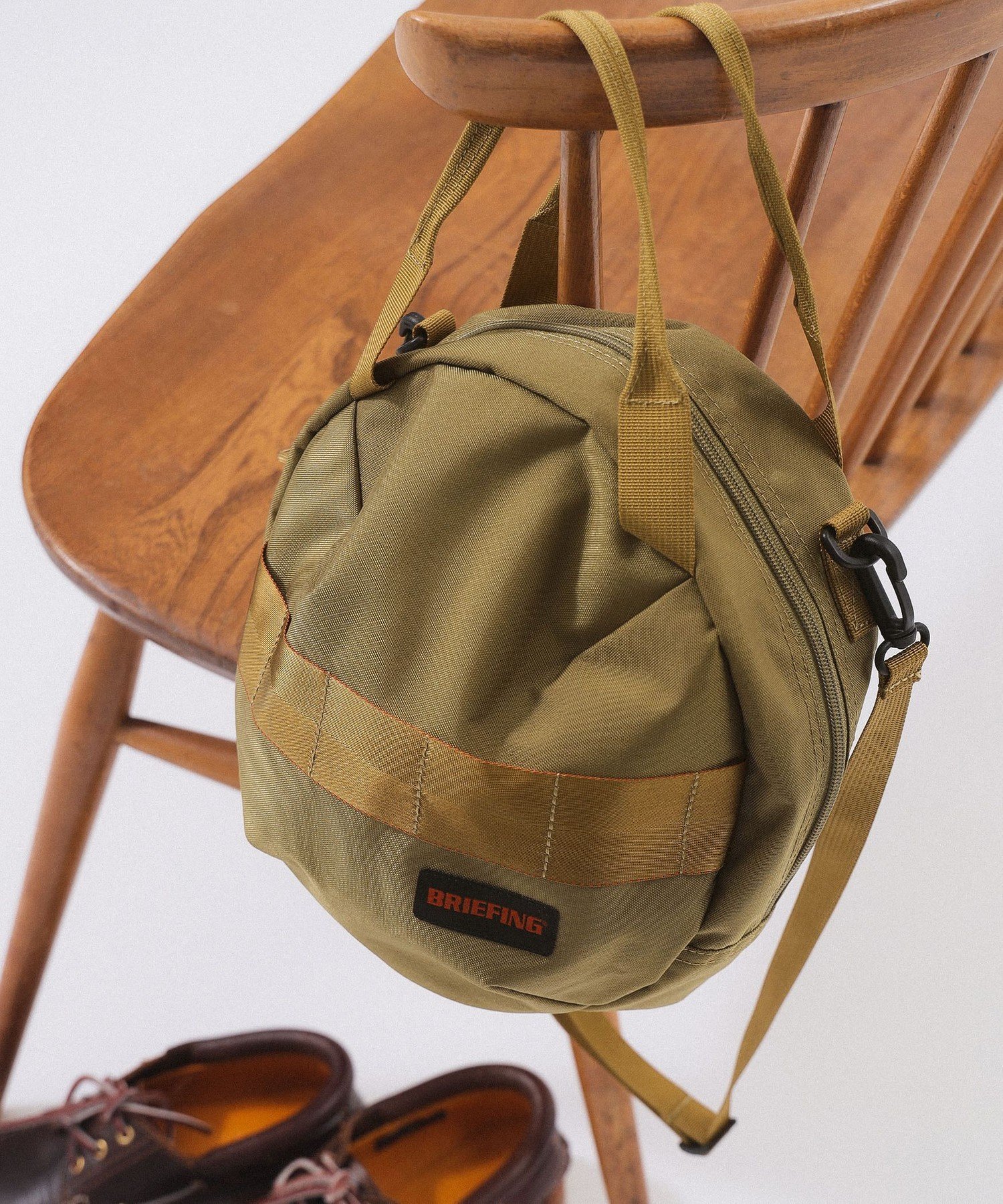 BEAMS WOMEN｜【別注】BRIEFING / ヘルメット バッグ バッグ ギフト