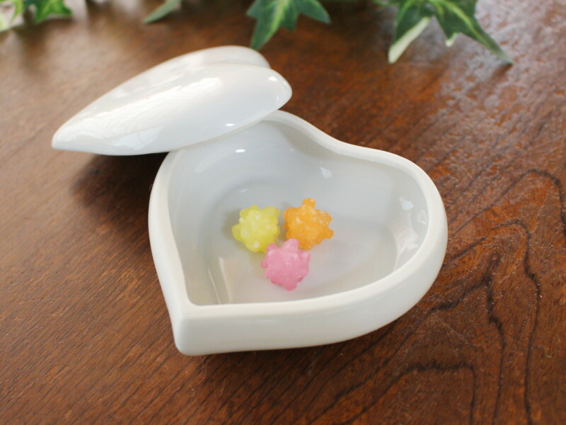 楽天市場】【アウトレット】《白磁小物入れ》スリムハート型 (蓋付き