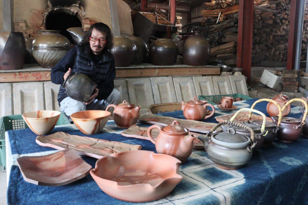 備前焼作家・中尾晃さん 2年ぶりの作品展 約800点が並ぶ／岡山・奈義町