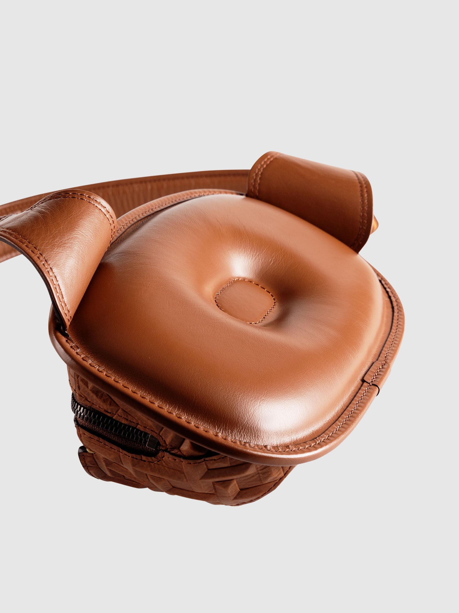 TSUCHIYA クロスボディバッグ（シグネチャーレイズド） – ボディバッグ