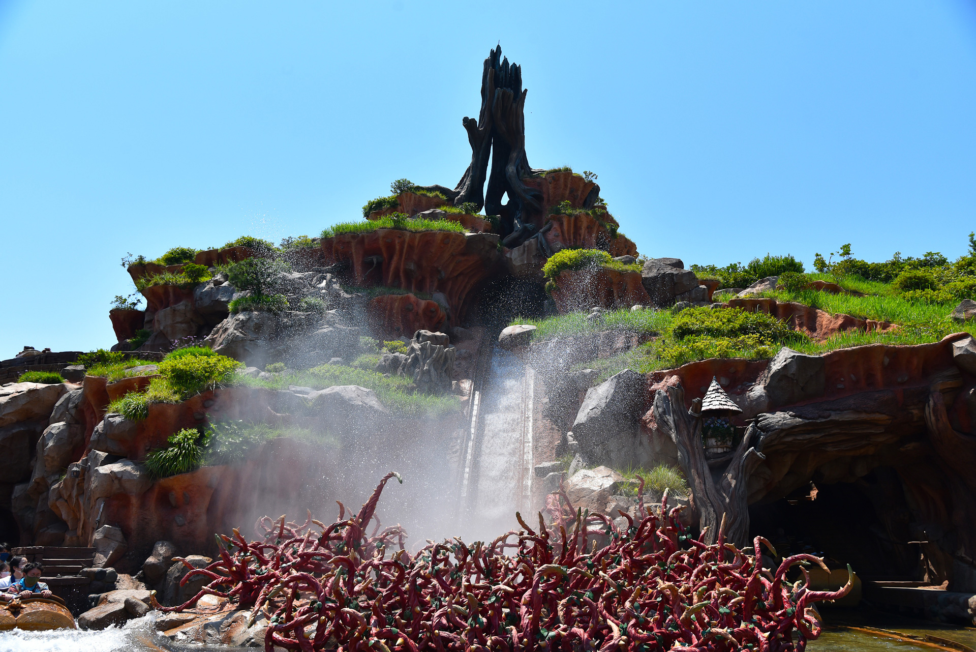 夏の東京ディズニーランドに「スプラッシュ・マウンテン“びしょ濡れMAX