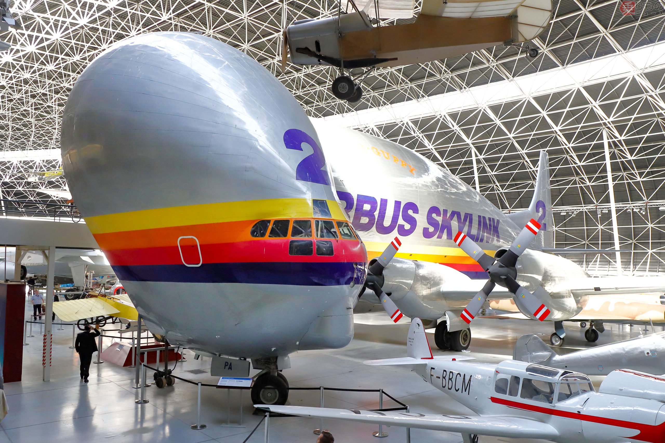 見覚えある色使い…異形の飛行機、エアバス「スーパーグッピー」と日本