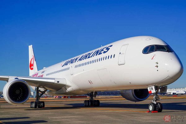 JALの「新型国際線主力機」が8月から通常塗装に…なぜ？ 胴体後部の「激