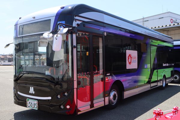 ついにできた!?「夢の充電方法」で走るバス、万博で運行へ 将来は高速