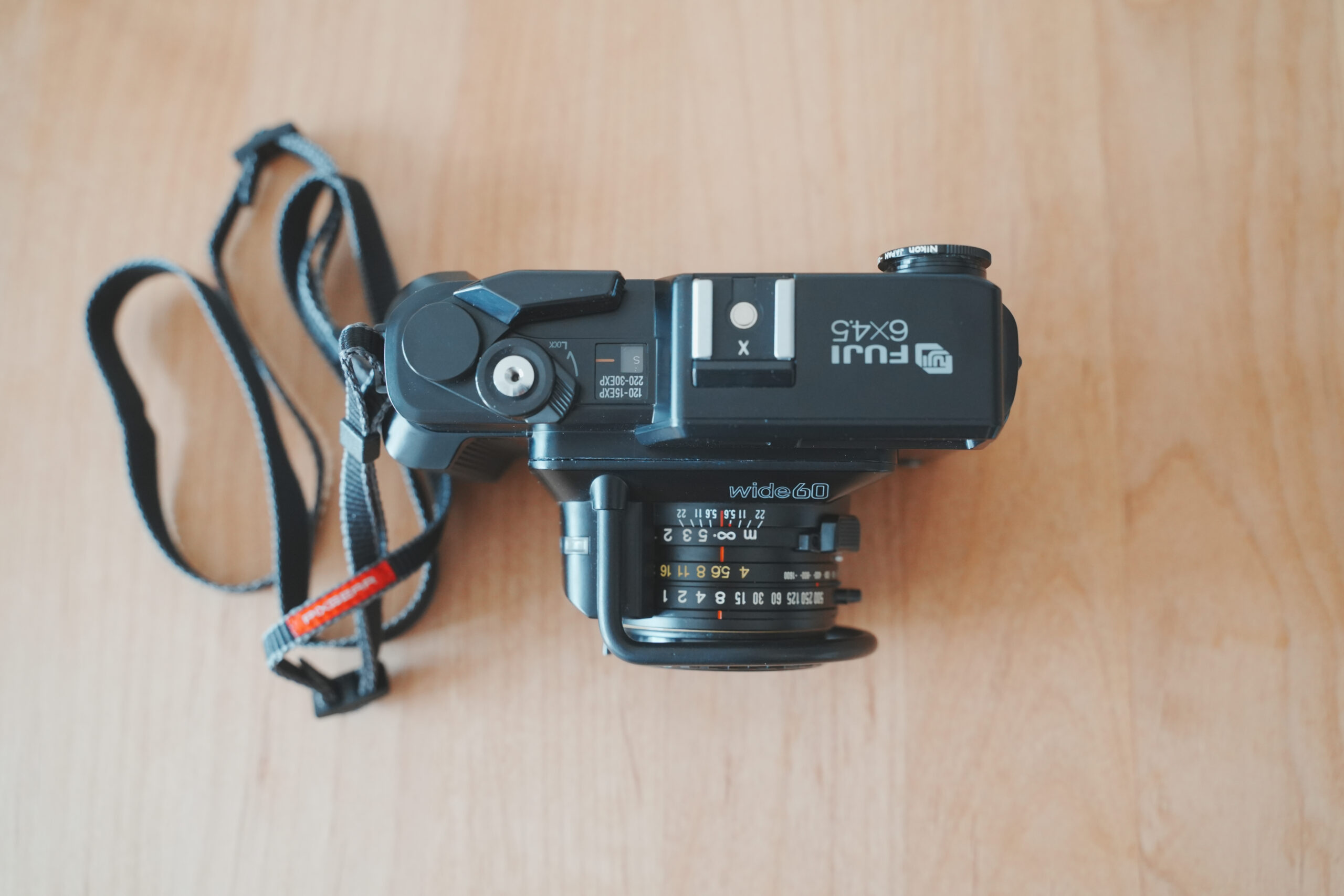 ウルトラライトな中判フィルムカメラ Fujifilm GS645S Professional