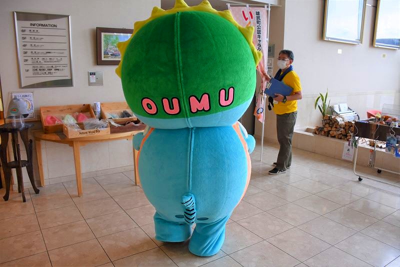 北海道・オホーツク雄武町の廃線跡を訪れ、お土産選びを楽しむ〈編集長